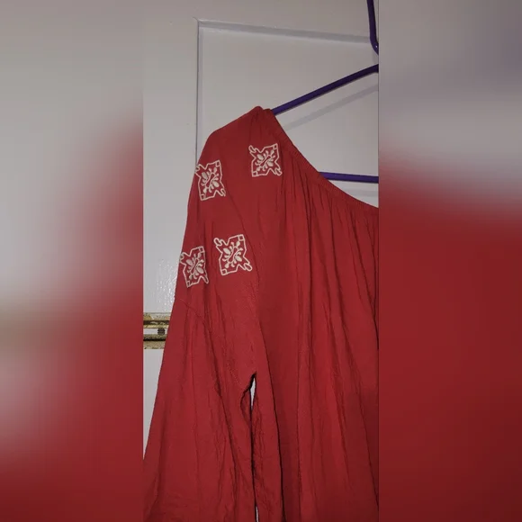 Ariat red embroidered bell sleeve top western size M - Picture 5 of 8